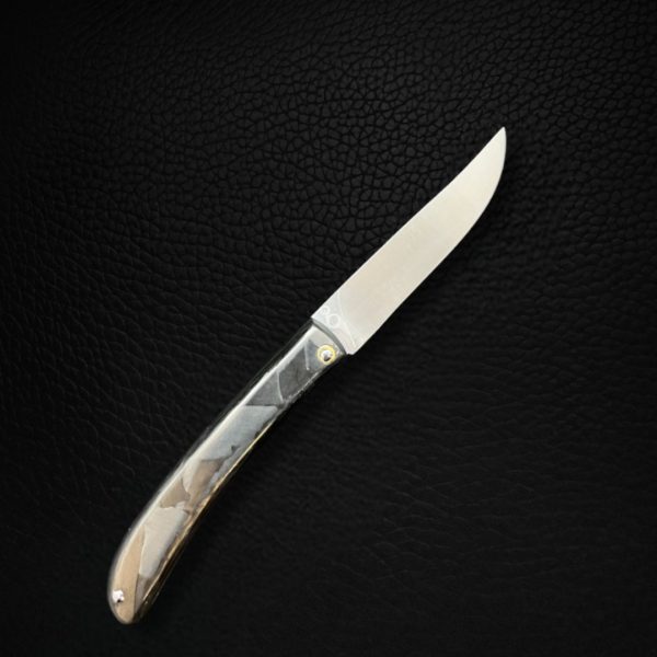 couteau pliant en carbone gros éclats