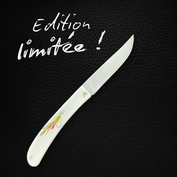 couteau pliant avec mouche de pêche